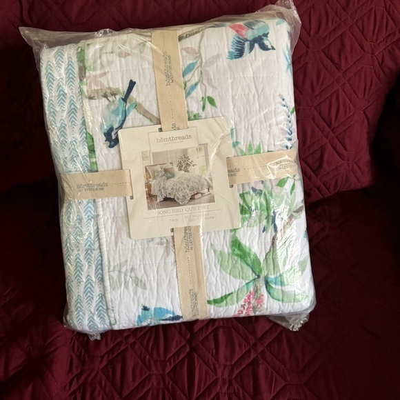 homthreads Other - hömthreads twin Quilt Set
